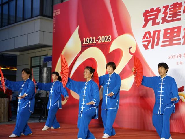 经济新闻滚动>正文> 在奉城第三社区献礼建党102周年文艺汇演上,文体