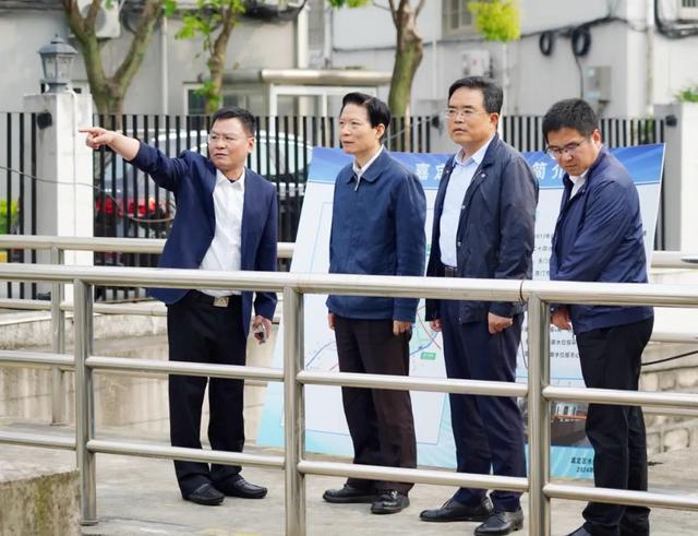 区委书记陆方舟巡林巡河,实地检查防汛工作