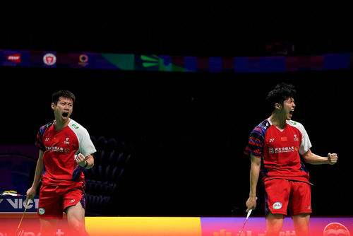 5月5日，中国队组合何济霆/任翔宇（左）在男子双打比赛中庆祝得分。新华社记者 侯昭康 摄