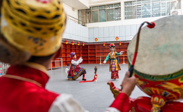 藏戏小演员排练剧目《苏吉尼玛》。新华社记者 丁增尼达 摄