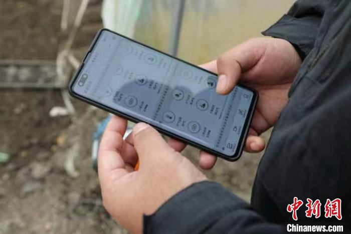 农业技术人员一部手机实现了远程遥控“种地”。　北大荒集团建三江分公司 供图