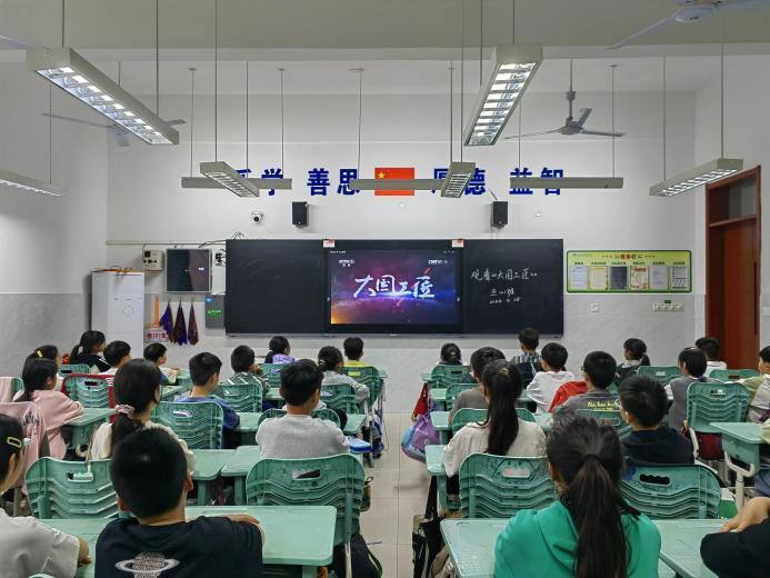 队员们利用课余时间精心制作手抄报.