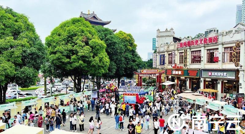 在邕州古城·三街两巷历史文化街区，市民游客赏历史文化、品多样美食，潮玩乐购过“五一”。记者 潘浩 摄