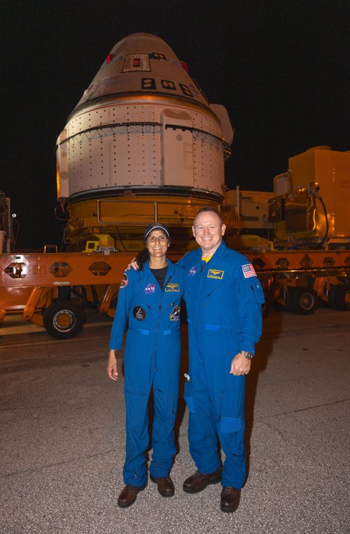 （两名宇航员今年4月与波音“星际航线”合影，来源：NASA）