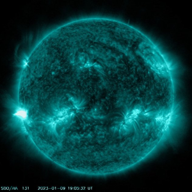 1月9日X1.9级耀斑的极紫外观测图像，左侧的闪光即为耀斑爆发。（图片来源：NASA）