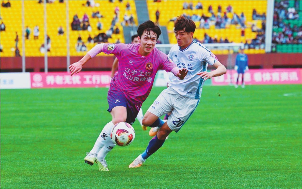 5月5日，辽宁铁人队球员（左）在比赛中突破。本报记者　　孙海涛　　摄