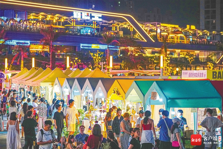 5月4日晚，海口湾沿线，市民游客在市集上购物。海南日报记者 王程龙 摄