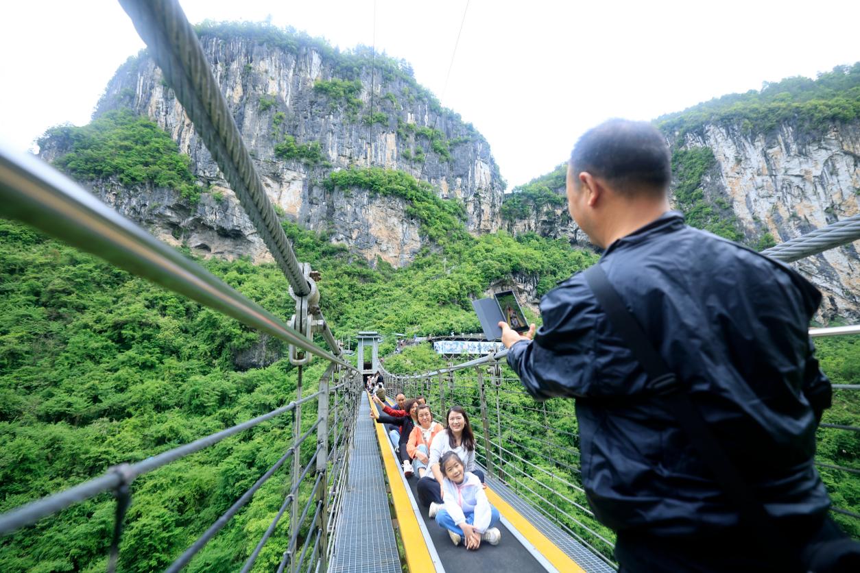 地心归来不看谷,"五一"假期恩施地心谷热度高