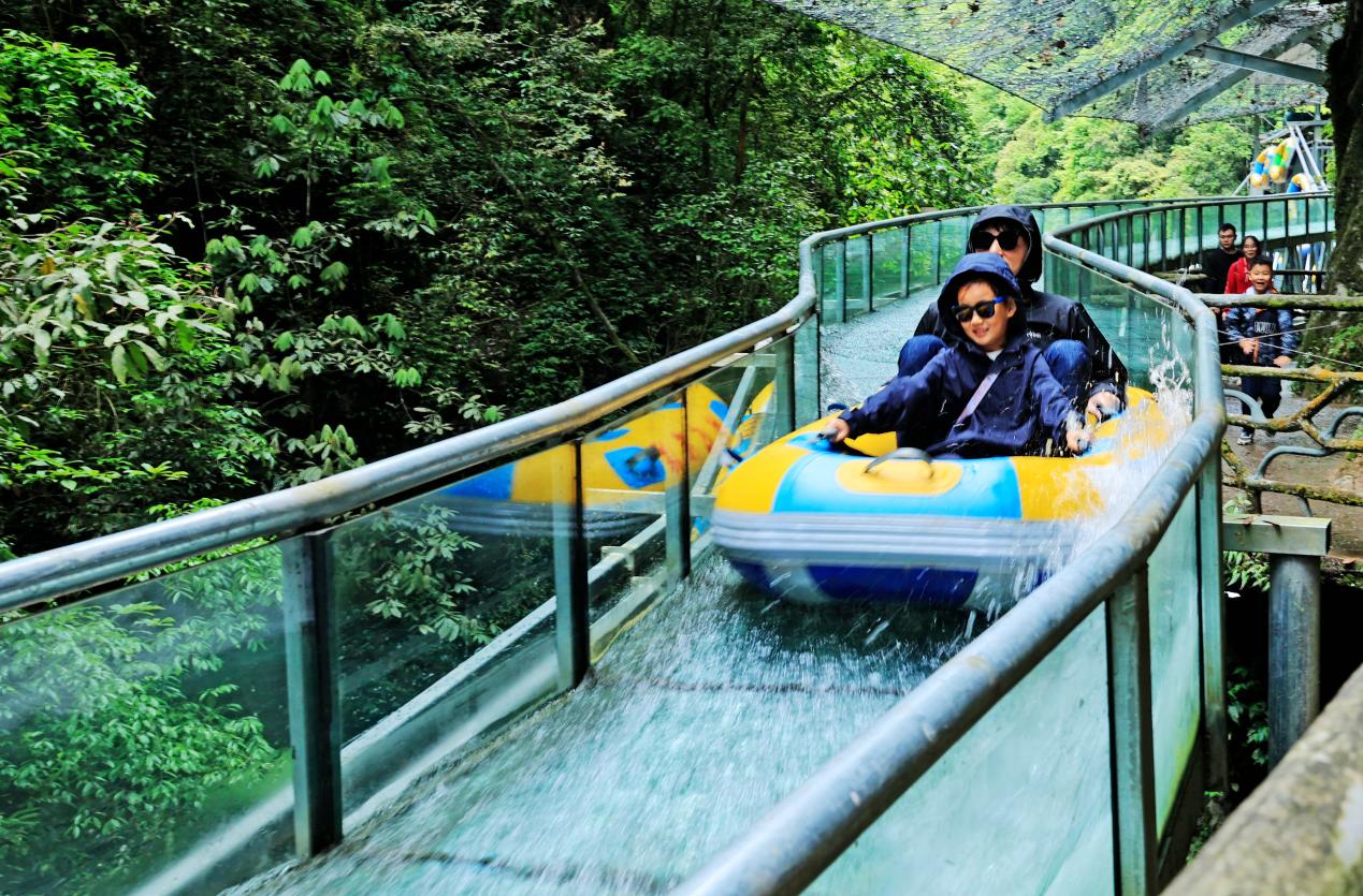 地心归来不看谷,"五一"假期恩施地心谷热度高