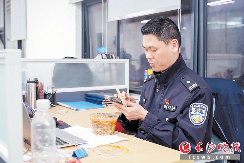 坡子街派出所民警:"线上很红,线下很累,但累得很值!"丨凌晨的长沙样范
