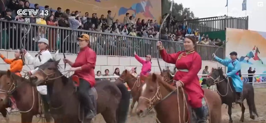 　　在江西宜黄县，当地邀请草原牧民来此开展文旅交流，推出了马术表演和骑马、射箭等体验项目。