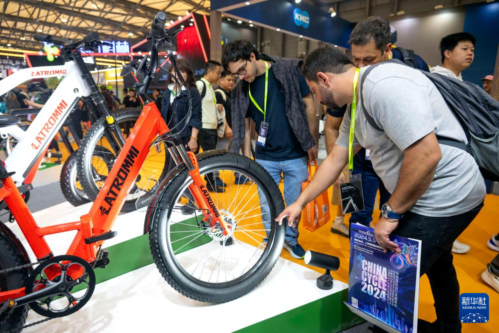 　　 5月5日，巴西展商在观看展出的自行车。
