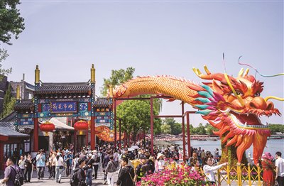 　　“五一”假期，北京各景点游客络绎不绝。图为游客在什刹海景区游玩。本报记者 刘志良 摄