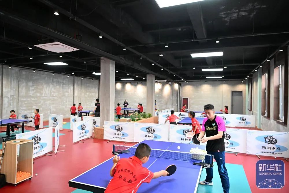↑5月5日，小朋友在悦动辰星体育乐园打乒乓球。