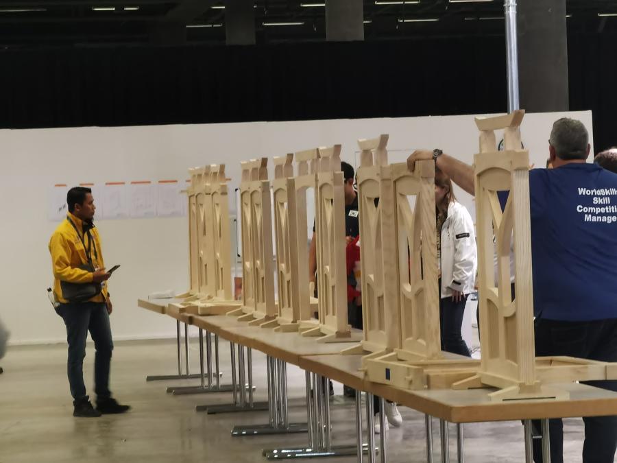 为了帮助邵茹鹏缓解心理压力,精细木工项目专家组组长余继宏和学校