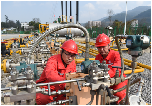 中国石化涪陵页岩气田采气员工精心维护投产气井