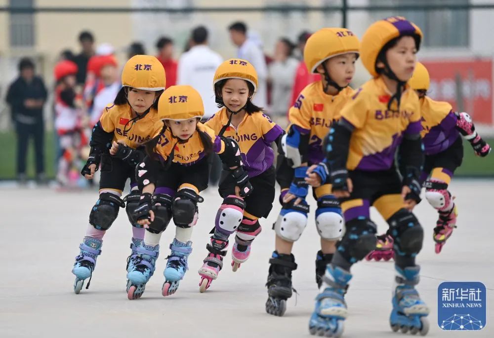 ↑5月4日、5日，孩子们在悦动辰星体育乐园滑轮滑。