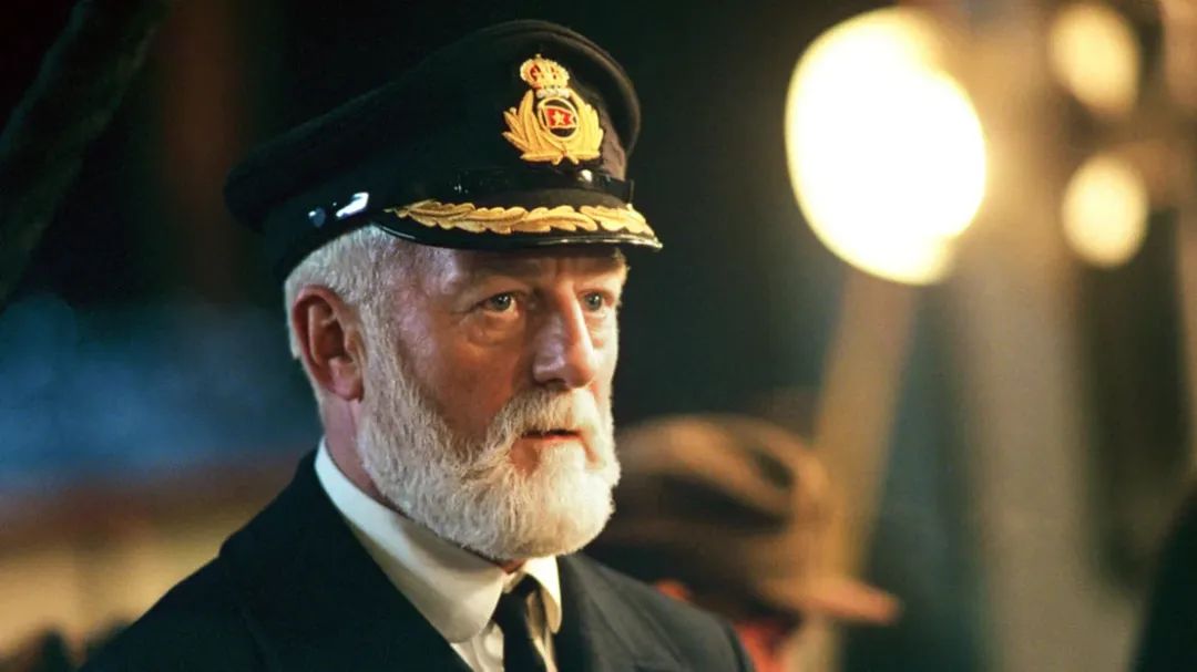 伯纳德·希尔在《泰坦尼克号》中饰演船长爱德华·史密斯的画面 图源：美媒
