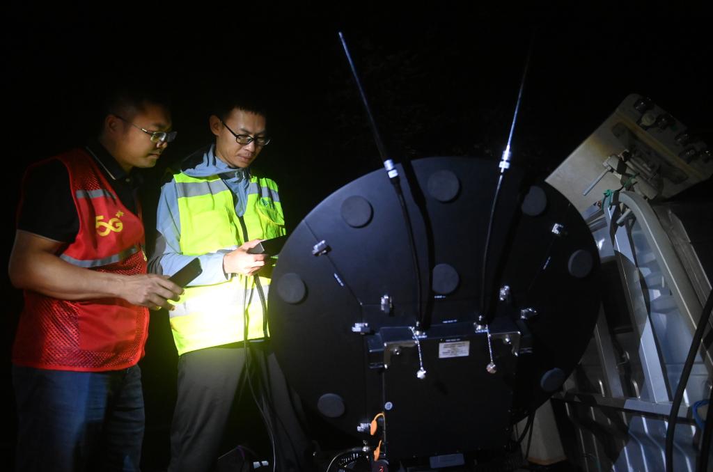 7日凌晨，在广西岑溪市波塘镇六肥村，工作人员在调试应急通信设备。新华社记者陆波岸摄