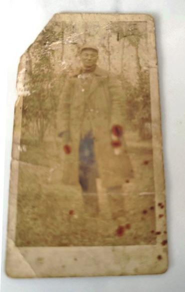 王常生家中仅存的一张王新烈士的照片。受访者供图