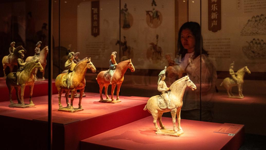4月26日,在长沙博物馆,观众参观金乡县主墓出土的唐代文物"骑马击腰鼓