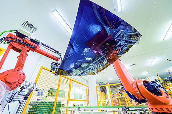 ▲机械臂在福耀汽车玻璃智能工厂的车间生产玻璃产品（4 月29 日摄）。新华社发
