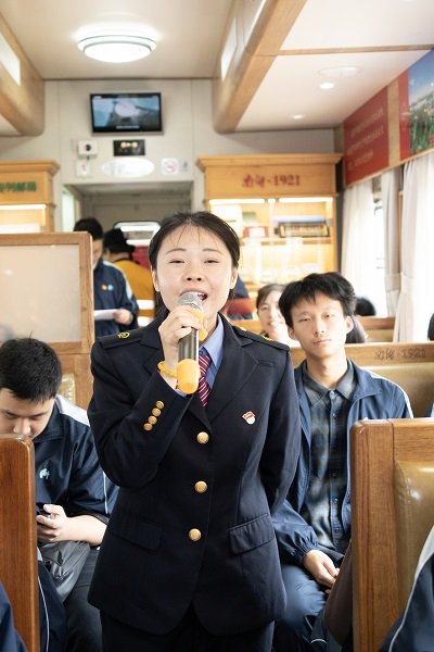 上海进才中学470名学子打卡"南湖·1921"红色旅游列车