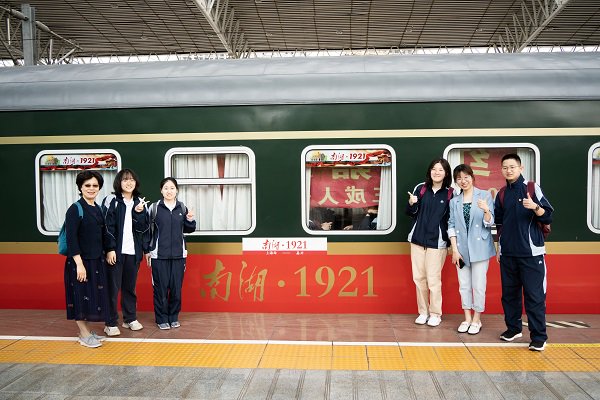 上海进才中学470名学子打卡"南湖·1921"红色旅游列车
