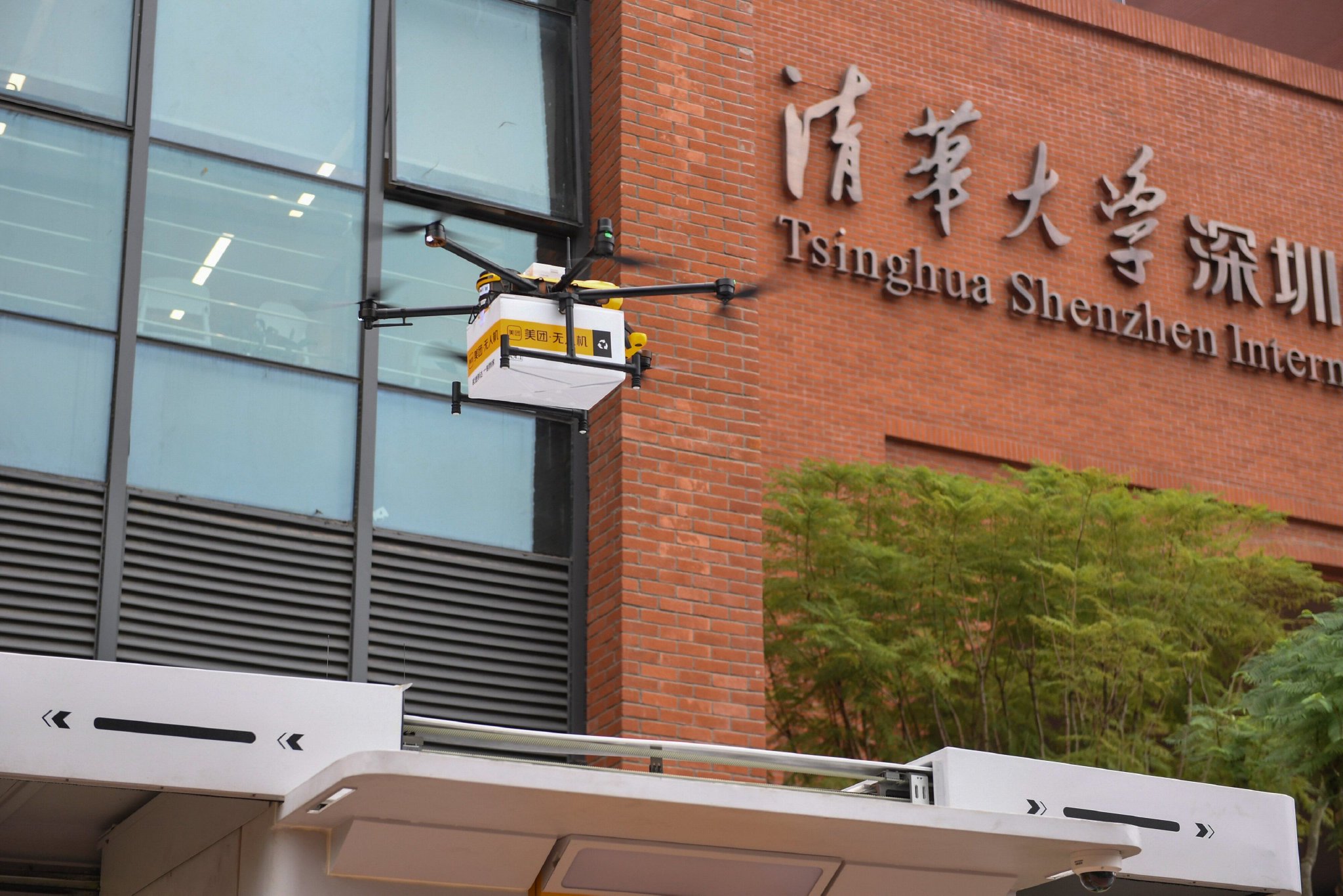 无人机即将降落在位于清华大学深圳国际研究生院的无人机空投柜 新华社记者 毛思倩 摄