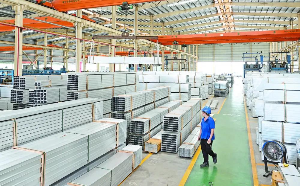 田阳新山铝产业示范园内，一家铝深加工企业开足马力赶订单、忙生产。□ 周福宁 摄