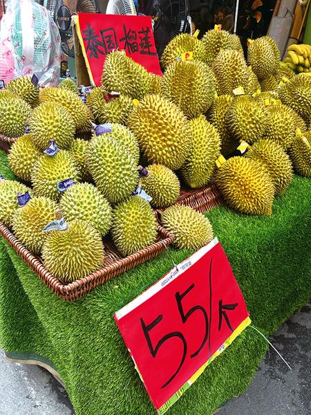     ▲一些水果摊打出泰国榴莲55元/个的招牌