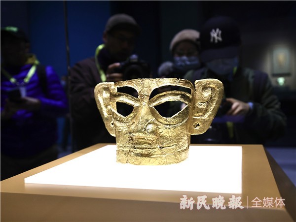 图说：正在上博东馆举行的“星耀中国：三星堆·金沙古蜀文明展”中的金面具。新民晚报记者 王凯 摄