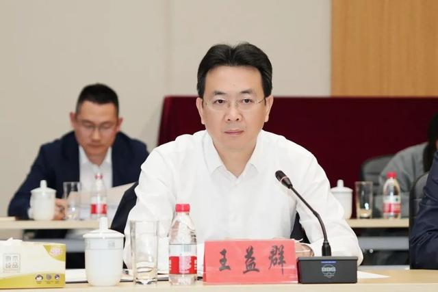 5月6日下午,区委副书记,区长王益群前往奉浦街道,走访调研秋月朗庭