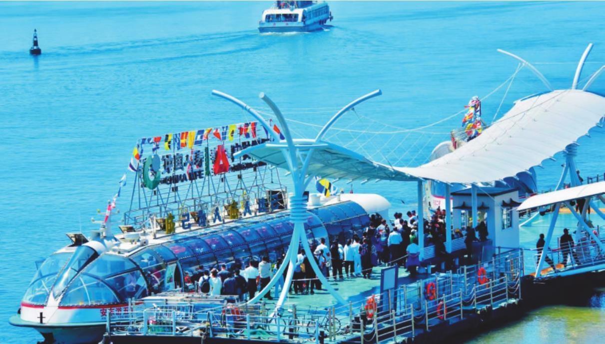 5月1日，游客乘船欣赏阳光明媚、风和日丽的鸭绿江秀美风光。本报特约记者 刘海东 摄