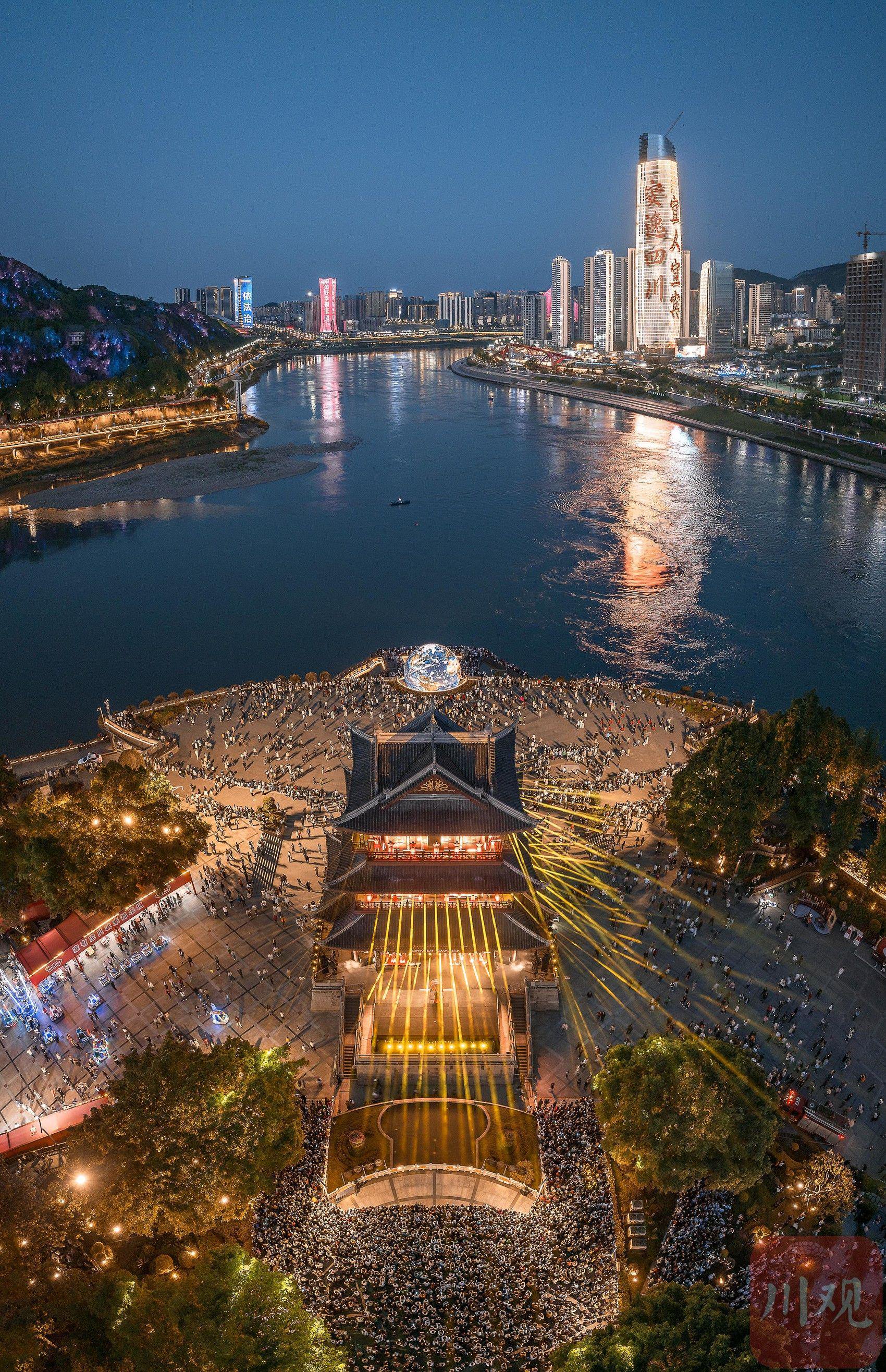 在宜宾市合江门地标广场观赏三江(金沙江,岷江,长江)汇聚的独特夜景