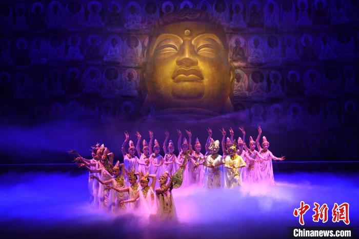 2024年2月23日晚，中国经典舞剧《丝路花雨》在甘肃兰州演出恭贺新春。李亚龙 摄