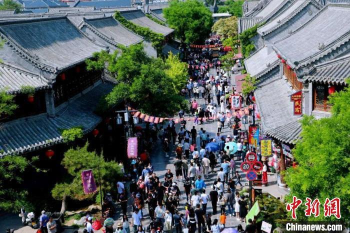“五一”假期，潍坊青州古城引游人如织。(青州市委宣传部供图)
