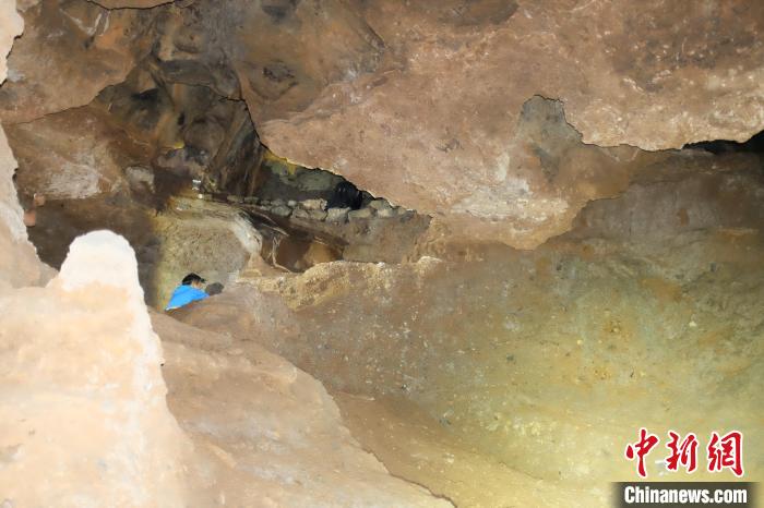 研究团队在柳江人遗址洞穴内考察、采集研究样品。中国科学院古脊椎动物与古人类研究所/供图