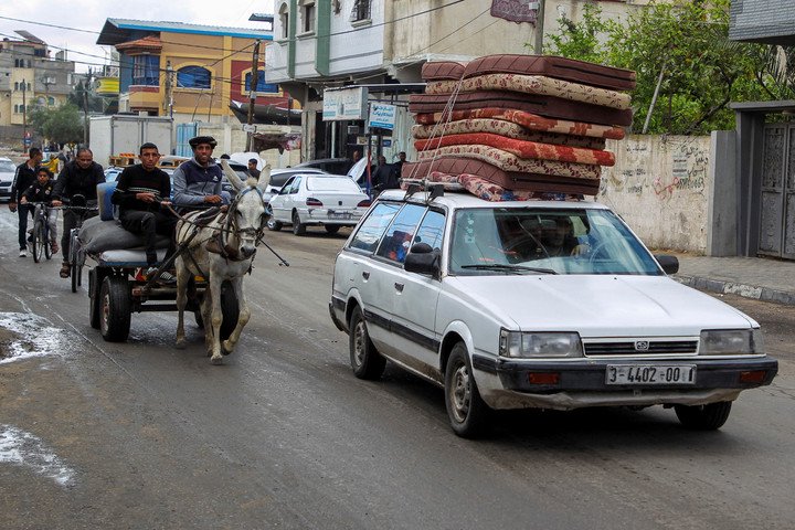 5月6日，人们从加沙地带城市拉法东部地区撤离。图源 ：新华社