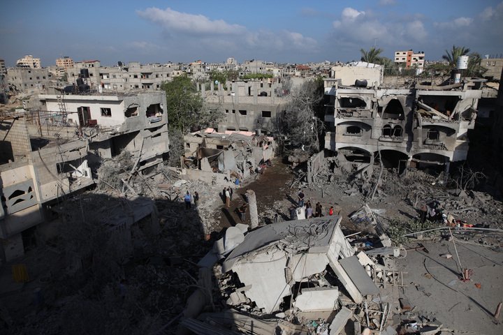 这是5月4日在加沙地带中部迈加齐难民营拍摄的以军空袭后的现场。图源：新华社