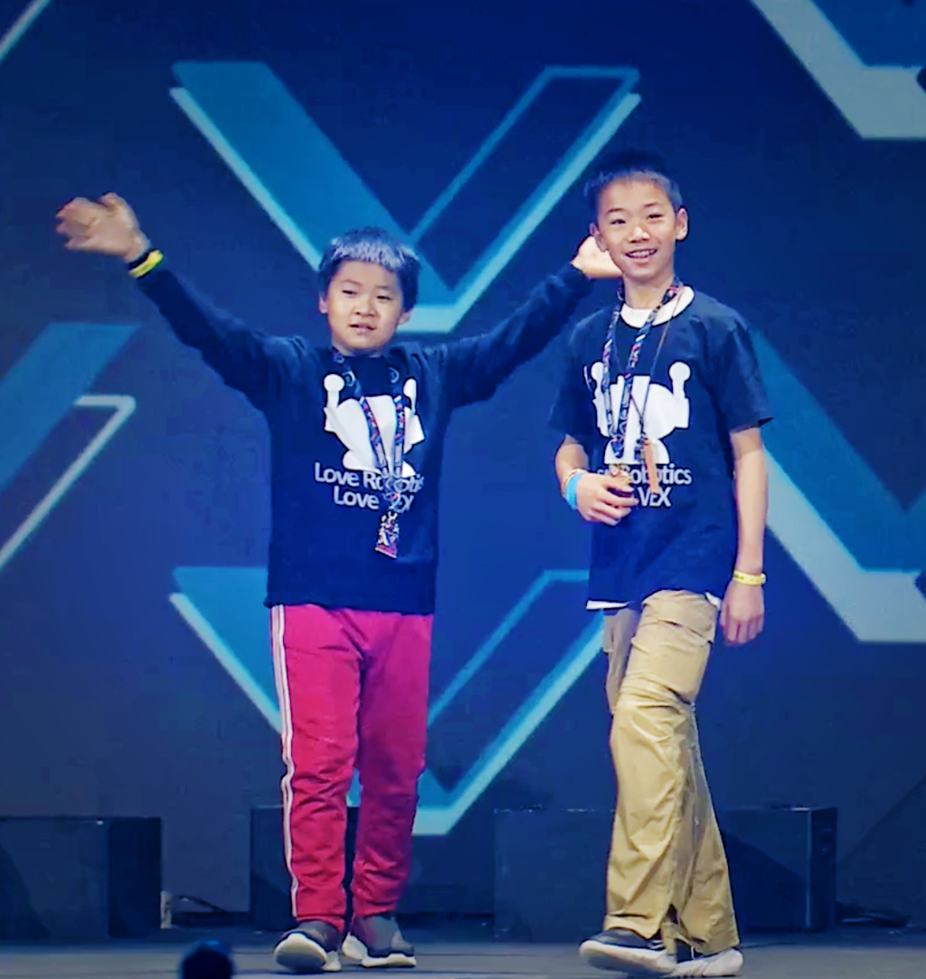 经过激烈角逐，11岁的重庆男孩谭弘海（右）和队友获得了VEX-IQ小学组总决赛冠军。 受访者供图