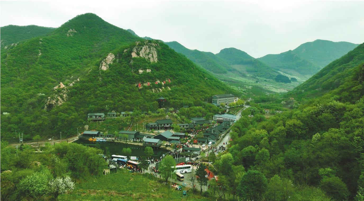位于开原市境内的象牙山风景区因绿而美,吸引大批游客前来.