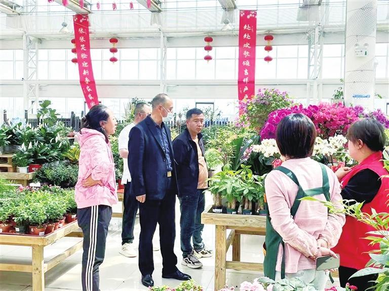 花卉交易中心“节日不打烊”，吸引广大市民纷纷前来打卡。记者祁瑞龙 摄