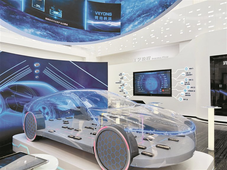 微容科技展厅中一辆炫酷新能源汽车模型让人眼前一亮。