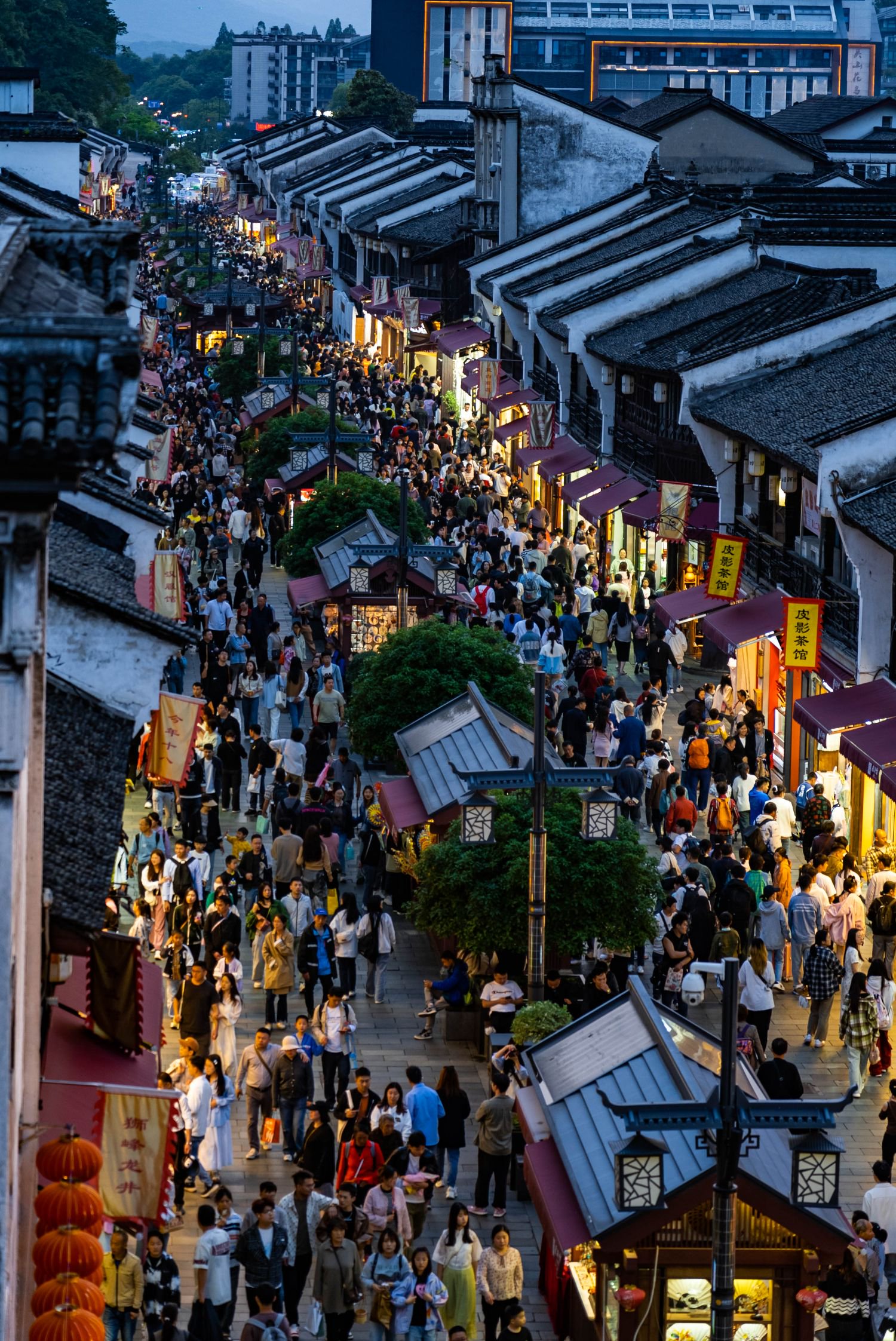 图为5月1日的杭州河坊街(卢炜南 摄)