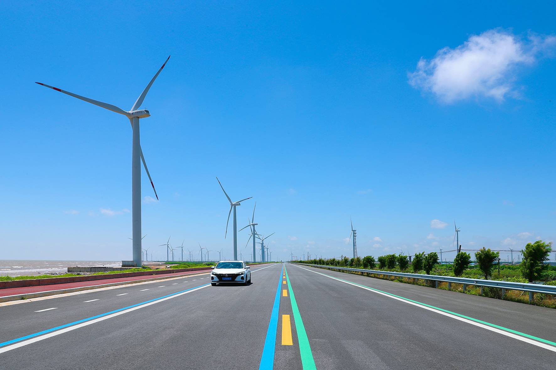 滨海县海堤公路旁风力发电机林立,构成一道靓丽风景线.陈其龙/摄