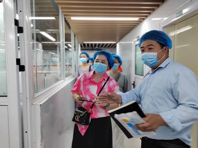 随后,家长代表们实地参观了学校食堂,在经理的讲解下,家长全方位地