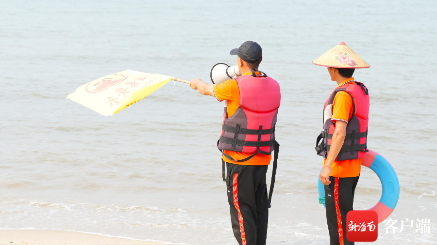 海口假日海滩水上救生队:当好海边生命"护航队" 19年挽救上百遇险者