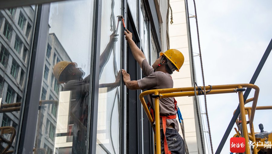 东湖高新海口生物城项目首期10栋厂房外立面门窗幕墙及涂料已完成80%，工人忙碌施工当中。记者 刘孙谋 摄