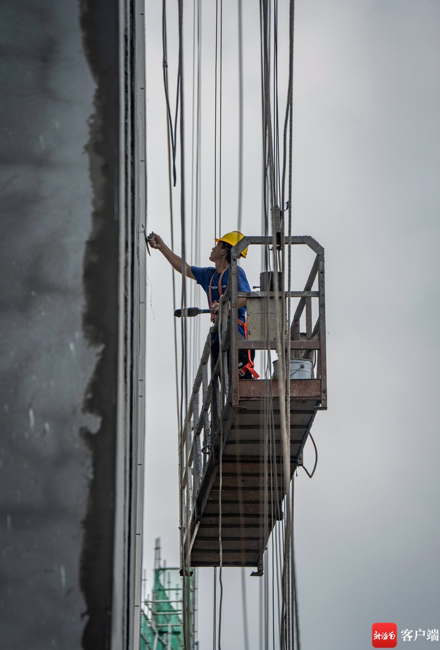 东湖高新海口生物城项目首期10栋厂房外立面门窗幕墙及涂料已完成80%，工人忙碌施工当中。记者 刘孙谋 摄